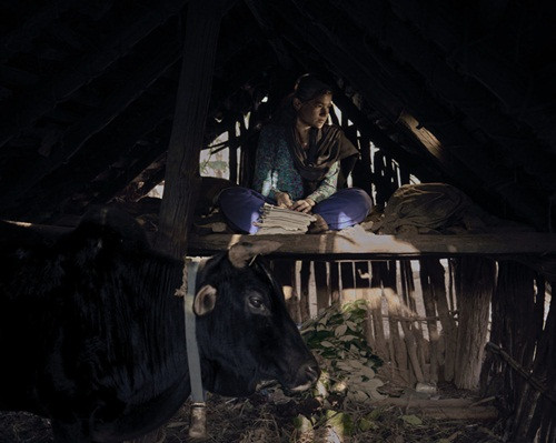 Cô gái trẻ Tula chia sẻ với nhiếp ảnh gia: "Anh trai tôi giấu mẹ mang thức ăn cho tôi. Anh ấy mang từ một nơi rất xa tới", Tula cũng tiết lộ, thời gian này cô đã nghĩ tới chuyện bỏ học.