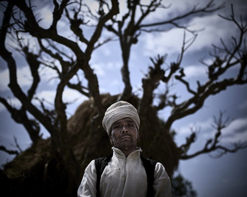 Jyoti Nepali, 60 tuổi có 3 cô con gái, 3 con trai và 10 đứa cháu. Ông than thở rằng: "Tôi sẽ bị bệnh, cả nhà tôi sẽ bị bệnh nếu tôi không cương quyết. Đó là lí do tôi phải đẩy chúng ra ngoài, Chaupadi là truyền thống của làng này, sẽ không bao giờ ngừng lại".