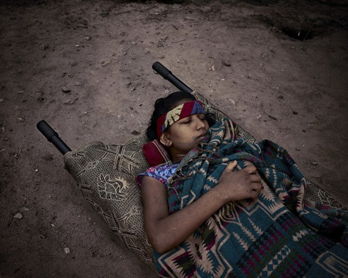 Saraswati nằm trên cáng, vì điều kiện vật chất thiếu thốn lại bị đẩy ra ở ngoài nên sau sinh, người mẹ trẻ liên tục sốt cao, hôn mê. Những người khác nói cô bị tâm thần, họ cũng cho biết rất nhiều phụ nữ ở đây sẽ mắc bệnh tâm thần.