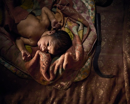 Saraswati đặt dao bên cạnh đứa con mới đẻ 4 ngày của mình, cô lo lắng sẽ có người hoặc động vật tới đe dọa hai mẹ con cô.