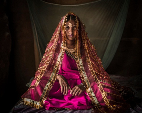 Anjali kumari khang 12 tuổi không khỏi đau lòng cho biết: "Tôi không hạnh phúc, tôi không muốn kết hôn, tôi muốn chồng tôi ra thành phố tìm việc, như thế tôi có thể về nhà, muốn ở nhà bao lâu cũng được".