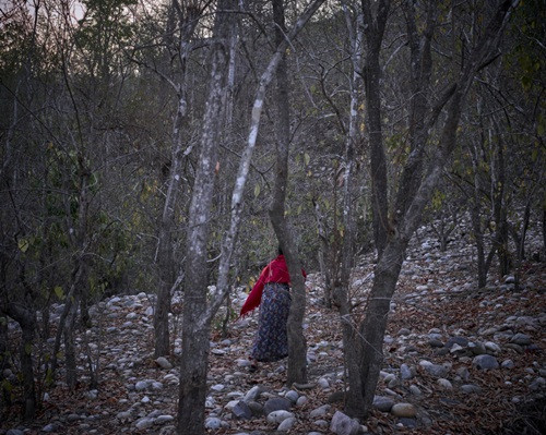 Lakshmi, 29 tuổi đang trên đường vào rừng, cô vừa đến kỳ nguyệt san của mình nên cũng phải di chuyển vào vùng hẻo lánh, xa ngôi làng. Người dân nơi đây cũng tin rằng nên gả con gái đi trước khi họ có kinh lần đầu thì có thể ban phước lành cho các thành viên trong gia đình đến tận khi họ lên thiên đàng.
