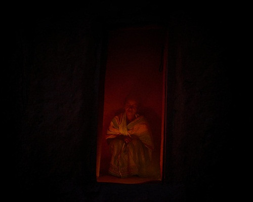 Bà Dhana Devi, 40 tuổi là một thành viên hội phụ nữ huyện Sidi Achham cho biết: "Tôi lần đầu biết đến Chaupadi là khi 14 tuổi. Vào thời điểm thấy tôi đến kỳ đèn đỏ, mẹ nói rằng tôi buộc phải rời gia đình, ở ngoài làng 9 ngày mới được quay về. Lúc đó tôi chỉ biết khóc".