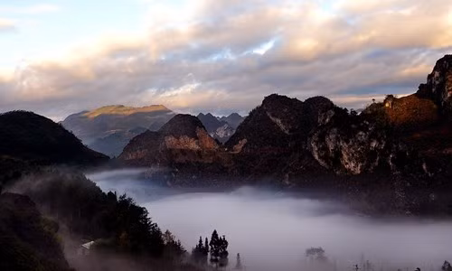 Theo đánh giá của nhiều dân xê dịch, xứ đá biên viễn Hà Giang là một trong nhiều nơi ngắm nhìn, săn ảnh mây đẹp nhất cùng với đỉnh Fansipan, Y Tý, Ô Quy Hồ (Lào Cai), Tà Xùa, Tà Chì Nhù (Yên Bái), Sìn Hồ (Lai Châu)....