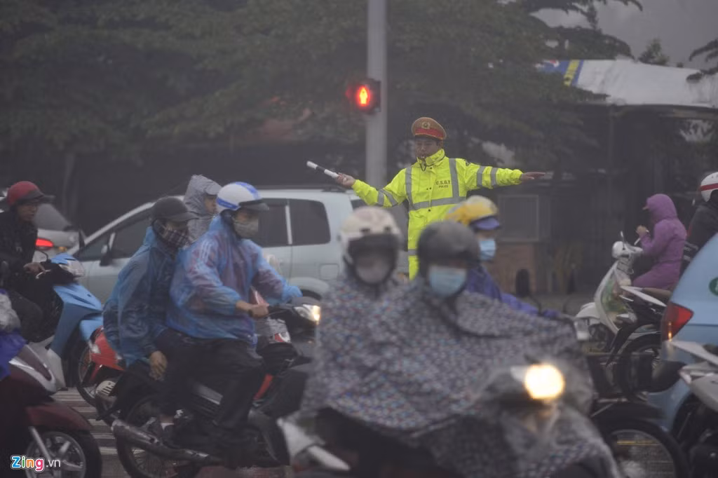 Đường Tố Hữu như thường lệ, lại lâm vào cảnh ùn tắc giao thông kéo dài.