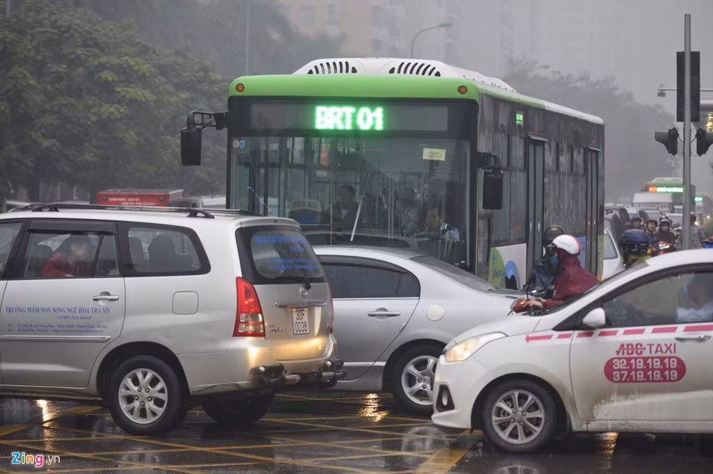 Đèn tín hiệu ở các ngã tư giao với đường Lê Văn Lương hoàn toàn mất hiệu lực do các phương tiện khi đèn xanh còn chưa kịp đi hết phần đường đã bị chuyển sang đỏ, còn xe khác phóng lên chặn đầu.