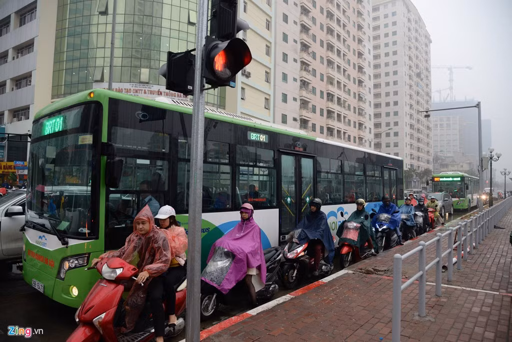 Xe buýt nhanh BRT nối đuôi nhau trên trục đường này. Nhiều người đi xe máy cố gắng luồn lách vào khe hở sót lại để được vượt lên trên.