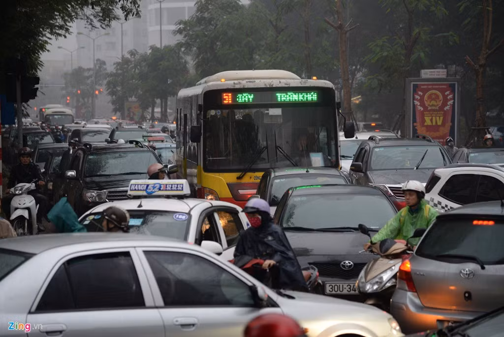 Ôtô chiếm phần lớn lối đi trên đường Lê Văn Lương đoạn từ Láng Hạ tới ngã tư Hoàng Minh Giám.