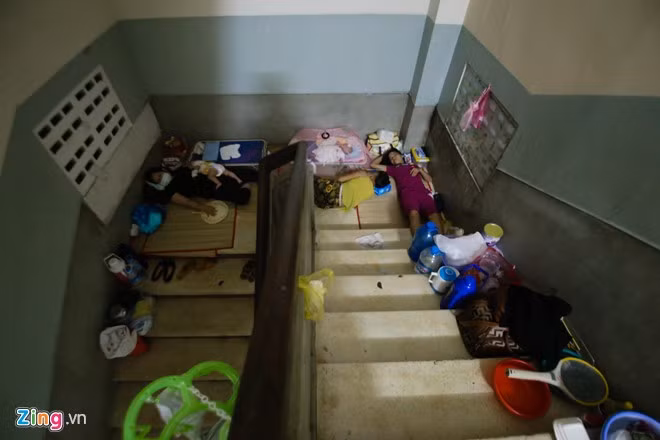 Người may mắn hoặc đến sớm thì chọn được vị trí như ý, người còn lại đành nằm ở nơi nhếch nhác, thậm chí ngủ bị ánh sáng hắt vào mặt.