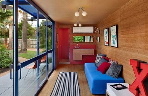 6. Nhà khách container được thiết kế bởi các kiến trúc sư Poteet, nhà rộng hơn 33 m2 và có đầy đủ tiện nghi, từ phòng khách đến chỗ làm việc, phòng tắm và mảng sân trống.