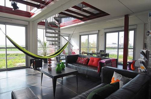 4. Nhà ở Maison Container Life: Sử dụng nhiều container để xây nhà là dự án Maison Container Life của kiến trúc sư người Pháp, Patrick Partouche. 8 container đã cùng nhau tạo nên không gian sống rộng 208 m2.