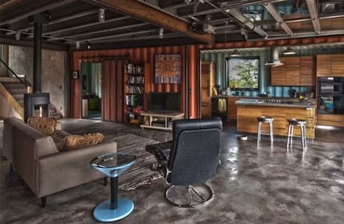 2. Nhà container Colorado H-T: Ngôi nhà đặt trên một mỏm đá tại Nederland, Colorado. Thiết kế nhà cũng bao gồm các tấm pin mặt trời gắn vào phần mái và hệ thống làm mát tự động.