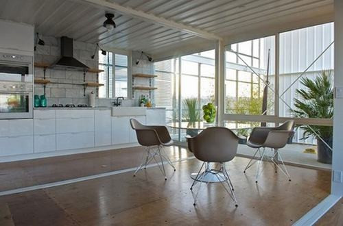 7. Nhà container ở sa mạc Mojave: Dưới bàn tay của Ectotech Design, đây là nhà container đầu tiên được xây dựng tại sa mạc Mojave. Ngôi nhà rộng 213 m2 nằm gần Joshua Tree, được tạo nên từ 6 chiếc container.