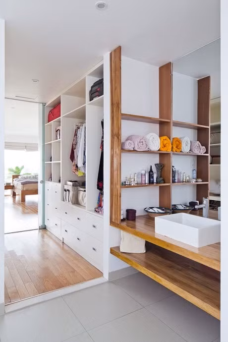 Tủ quần áo ngăn nắp với rất nhiều ngăn lưu trữ tiện ích.