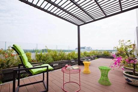 Sân thượng tầng 4 ghi điểm tuyệt đối nhờ vẻ đẹp của những khóm hoa, cây cảnh,… cùng bộ bàn ghế đầy sắc màu cho cái nhìn trẻ trung, năng động.