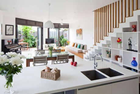 Bước lên tầng 1 và tầng 2, bạn dễ dàng cảm nhận được một không gian thoải mái và sự phân chia khoa học. Các kiến trúc sư đã tận dụng tối đa nguồn ánh sáng tự nhiên thông qua những ô cửa lớn để tạo sự thông thoáng cho ngôi nhà. Phòng ngủ và phòng vẽ tranh được ngăn cách bởi một vách tường đơn giản. Tại đây, bạn có thể tha hồ phóng tầm mắt ngắm nhìn không gian bên ngoài. Từng chi tiết nhỏ cũng được chăm chút để tạo cảm hứng cho chủ nhân trong quá trình tạo nên tác phẩm nghệ thuật của mình.