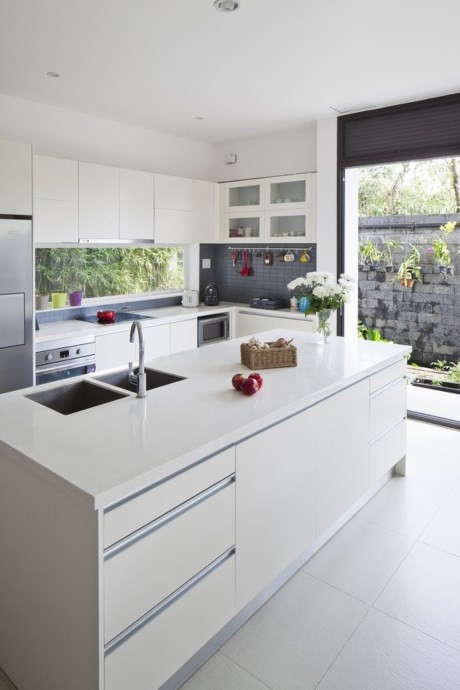 Phía bên ngoài bếp và phòng khách là sân vườn với những khoảng xanh để chủ nhân trồng cây cối, trồng hoa, nuôi chim cảnh, kết hợp bộ bàn ghế nhỏ xinh để thưởng thức trà chiều trông vô cùng lãng mạn. Thiết kế này là điểm nhấn đắt giá trong toàn bộ ngôi nhà tạo cho chúng ta cảm giác xóa bỏ những khoảng cách giữa con người và thiên nhiên, để cuộc sống gia chủ hài hòa và dễ chịu hơn sau thời gian làm việc căng thẳng ngoài xã hội.