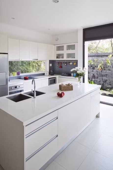 Phía bên ngoài bếp và phòng khách là sân vườn với những khoảng xanh để chủ nhân trồng cây cối, trồng hoa, nuôi chim cảnh, kết hợp bộ bàn ghế nhỏ xinh để thưởng thức trà chiều trông vô cùng lãng mạn. Thiết kế này là điểm nhấn đắt giá trong toàn bộ ngôi nhà tạo cho chúng ta cảm giác xóa bỏ những khoảng cách giữa con người và thiên nhiên, để cuộc sống gia chủ hài hòa và dễ chịu hơn sau thời gian làm việc căng thẳng ngoài xã hội.