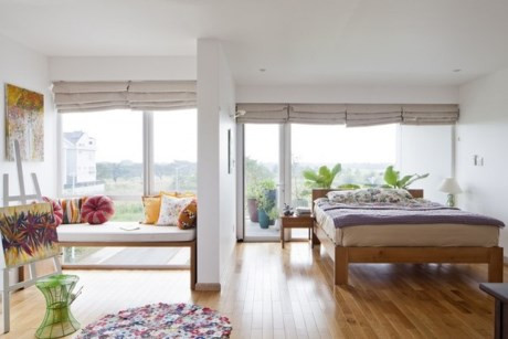 Phòng ngủ và góc thư giãn được ngăn cách bởi một vách tường đơn giản.