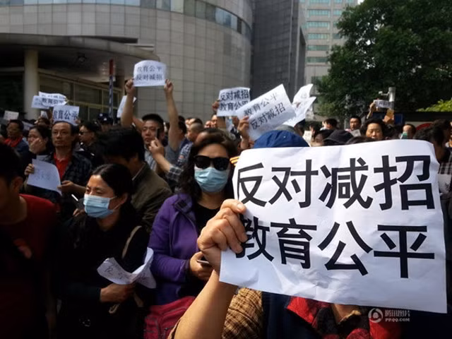 Một cuộc biểu tình của các bậc phụ huynh phản đối chính sách thi cử mới vì cho rằng nó có lợi cho sinh viên đến từ các vùng nghèo cho thấy sự cạnh tranh khốc liệt của cuộc thi Gaokao. (Ảnh: shanghaiist)