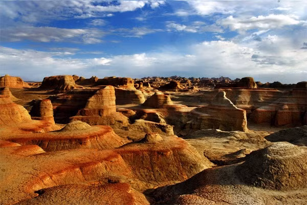 Tuy nhiên, vào những hôm gió xoáy, đất đá mịt mù, khúc nhạc du dương sẽ trở nên đáng sợ, nghe giống những tiếng gào khóc của trẻ sơ sinh, tiếng gầm rú của dã thú, tiếng cười đùa của phụ nữ... Gió càng to, mây đen phủ kín bầu trời, tiếng than khóc càng lan rộng ra bốn bề như tiếng vọng từ quỷ môn quan, khiến người lỡ lạc chân vào đều tự hỏi có phải đang ở trong địa ngục?