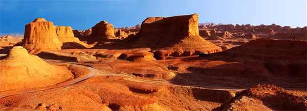 Tại vùng Junggar Basin ở Tân Cương, Trung Quốc có một thành phố vô cùng đặc biệt bởi địa hình kỳ lạ của nó. Người ta đặt tên cho nơi đây là " thành phố Quỷ", hay "thành phố của những hang gió". Nơi này trải dài từ hơn 5km vùng Tây Bắc đến Đông Bắc, rộng 10km2, cao hơn mặt nước biển 350m. Những ngọn núi đá ở thành phố Quỷ biến nơi đây khi thì giống với đình đài nhà cổ, lúc lại tựa một ngôi mộ cổ xưa. Những lỗ châu mai và pháo đài trải đều khắp thành phố Quỷ.