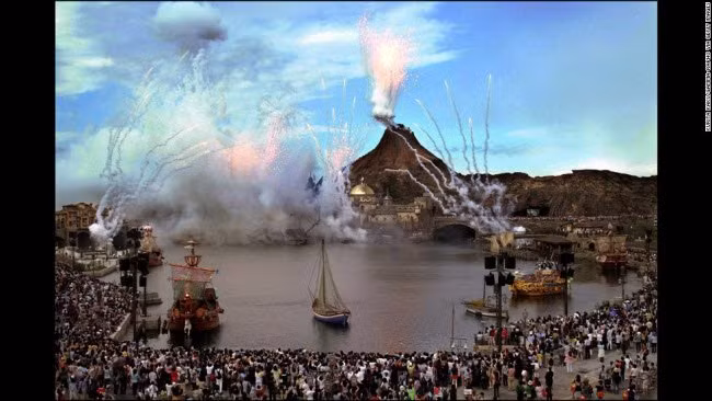 Du khách sẽ được ngồi trên thuyền chạy bằng hơi nước khi tới công viên giải trí Tokyo DisneySea ở Nhật Bản.