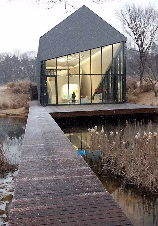 Căn biệt thự đặc biệt trong "Khu vườn bí mật" “Khu vườn bí mật” là 1 trong những bộ phim gây tiếng vang lớn của Hàn Quốc vào cuối 2010. Với kịch bản nhẹ nhàng, hài hước, diễn xuất giàu cảm xúc… phim đã mang đến cho khán giả câu chuyện cổ tích trong đời thực. Phim có nội dung xoay quanh Kim Joo Won (Hyun Bin thủ vai), người đàn ông đẹp trai, giàu có nhưng lại lập dị, kiêu ngạo và Gil Ra Im (Ha Ji Won thủ vai), diễn viên xinh đẹp, tài năng nhưng chỉ là người đóng thế. 1 ngày tình cờ, họ phát hiện ra mình đã bị… tráo đổi cơ thể với nhau, và chuyện rắc rối bắt đầu.