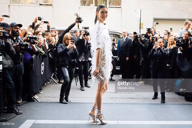 Cũng là sandal chiến binh nhưng chân dài Trung Quốc Ming Xi chọn kiểu dáng ngắn, đơn giản hơn. Ảnh: Getty