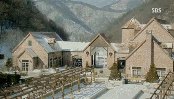 Biệt thự của Oh Young trong "Gió mùa đông năm ấy" Ngay sau khi được chiếu trên sóng truyền hình, bộ phim dài tập "Gió mùa đông năm ấy" đã đốn tim người xem bởi câu chuyện tình cảm động và sự chịu chi của đoàn làm phim khi nhìn thấy những cảnh quay trong ngôi nhà đẹp như mơ của cô nàng Oh Young (Song Hye Kyo thủ vai).