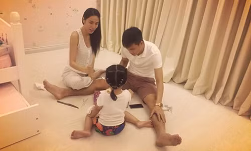 Cả 2 thường xuyên khoe cuộc sống của 1 gia đình cực kì “có điều kiện”.