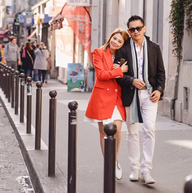 Xuyt xoa mon qua khung ban trai Viet kieu tang Thanh Thao