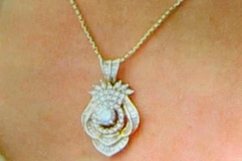 Cháu ra tay cướp dây chuyền vàng ngay trên cổ bà ngoại. - Ảnh minh họa