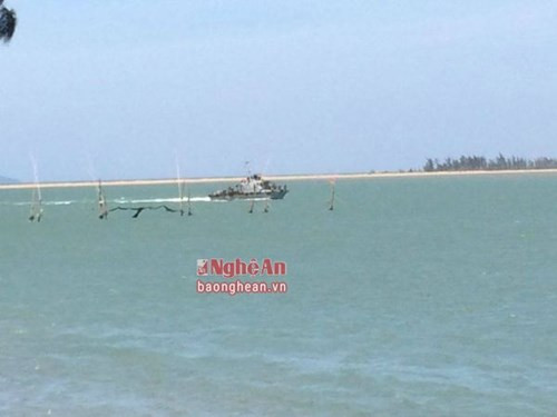 Đúng 13h30 phút, tàu cập cảng, Thiếu tá Nguyễn Hữu Cường được đồng đội dìu lên bờ và đưa lên xe ô tô công vụ đợi sẵn ở cảng, chạy về sở chỉ huy tìm kiếm tại Thị xã Cửa Lò.