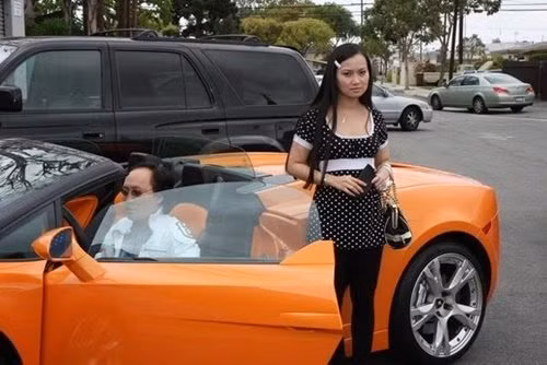 Doanh nhân Chính Chu sinh năm 1966, tại Việt Nam, trong một gia đình có 6 anh em. Năm 1975, cả gia đình ông sang Mỹ với vốn liếng chỉ vài trăm USD. Cuộc sống vô cùng khó khăn khiến ai cũng quyết tâm phải nỗ lực để thành công.