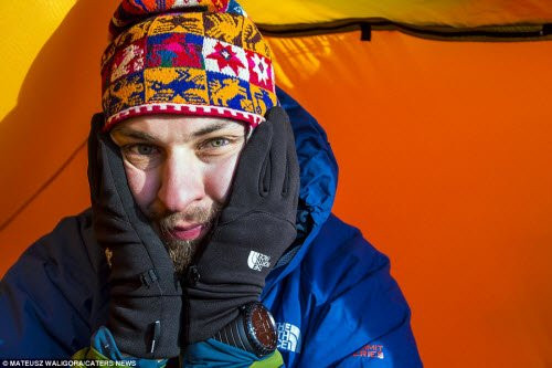 Nhiếp ảnh gia đến từ Ba Lan phải chống chọi với cái lạnh thấu xương vào ban đêm, khi nhiệt độ tại cánh đồng muối Salar de Uyuni giảm xuống dưới -14 độ C.