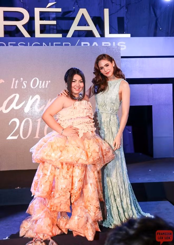 Bộ váy đặc biệt này đã được báo chí quốc tế chú ý. Trang Mirror của Anh gọi đây là "sự sáng tạo thú vị". QQ của Trung Quốc viết: "Ai bảo đồ ăn không làm được thành váy". Nhờ đó, Sine được gặp nữ diễn viên Chompoo trong một sự kiện thời trang tại Thái Lan. Minh tinh xứ Chùa vàng cho biết cô rất thích ý tưởng của Sine.