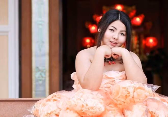 Benjaphorn “Sine” Jessadaphorn trở thành hiện tượng trên mạng xã hội Thái Lan gần đây. Cô gái có vóc dáng quá khổ, không xinh đẹp nhưng lại có lượng fan hơn 100.000 người. Sine cho rằng sự khác lạ và độc đáo đã khiến cô nổi bật. Là chủ một cửa hàng trang phục nhỏ, nàng béo diện váy nhái sinh năm 1995 đã tạo ra nhiều bộ trang phục giống hệt các minh tinh, nhưng rất rẻ tiền.