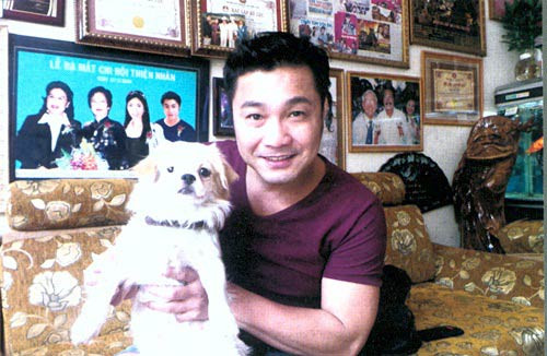 Lý Hùng vẫn đang sống cùng cha mẹ nhưng anh dự định sớm xây nhà mới.