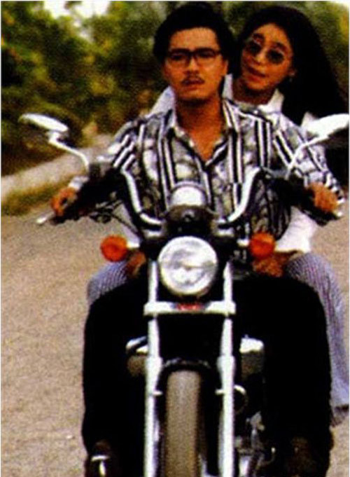 Không chỉ nổi tiếng trên màn ảnh, Lý Hùng còn "đắt sô" đi hát. Thời đó, chuyện cát-xê không được lên báo và "gây sốt" như bây giờ. Theo anh kể, ngày ấy hát ở Cung Hữu nghị Liên Xô – Hà Nội một ngày 2 suất, mà rạp của họ có hơn một nghìn khán giả. Ra Hải Phòng hát cũng 3 suất trong một ngày. Anh đi đến đâu cũng cháy vé. Thu nhập ngất ngưởng nên tiền bạc với Lý Hùng không phải điều đáng lo lắng. Anh kể ngày đó đã có xe ô tô Toyota rong ruổi mỗi khi đi diễn xa. Ở Sài Gòn thì dạo bằng xe motor phân khối lớn cỡ 10.000 đô.