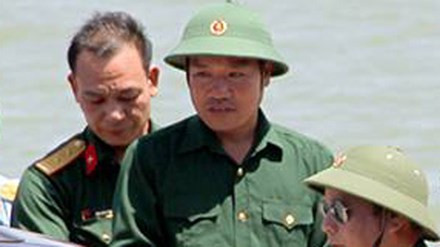 Phi công Su-30MK2 - Thiếu tá Nguyễn Hữu Cường (giữa) sức khỏe khá tốt, trở về trong vòng tay đồng đội.