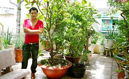 Diễn viên Lý Hùng khẳng định anh không thích kinh doanh nhưng cũng đầu tư chứng khoán. Tài tử đặc biệt sở hữu nhiều cổ phần của những công ty bất động sản lớn, trong đó phải kể đến công ty Khang Điền do anh trai Lý Hùng là Lý Điền Sơn sáng lập.