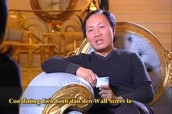 Thời đi học, Chính Chu đi bán sách lẻ và giao hàng tận nhà. Ông có bằng cử nhân tài chính tại đại học Buffalo, một trường công ở New York (Mỹ).