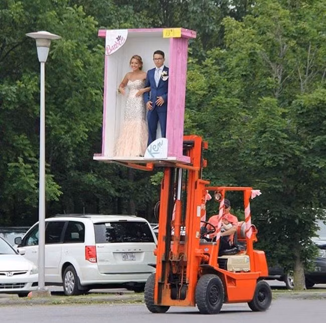 Bố mua hẳn cho con bộ búp bê to đùng luôn nhé.