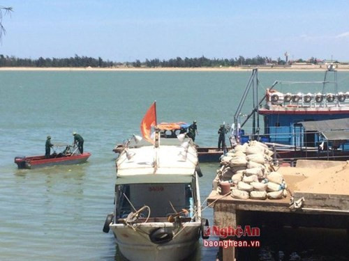 Lực lượng chức năng chuẩn bị đón tàu chở phi công Nguyễn Hữu Cường vào bờ.