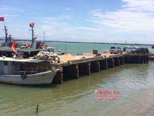 Trước đó, cổng vào cầu cảng đã bị chặn. Trên cầu cảng, một chiếc xe cấp cứu chờ sẵn cùng nhiều xe công vụ khác.