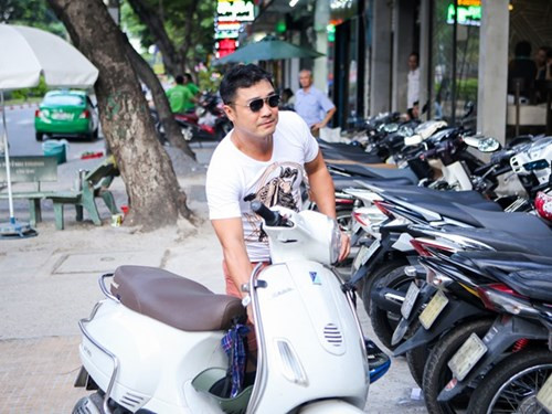 Ở tuổi 45, Lý Hùng vẫn cô đơn lẻ bóng. Nhiều người đẹp đóng chung phim với anh bị đồn phim giả tình thật nhưng Lý Hùng chỉ thừa nhận duy nhất chuyện tình cảm với nữ diễn viên Y Phụng. Nhắc về quá khứ, anh khẳng định: “Thời đỉnh cao, tôi được mọi người săn đón khủng khiếp lắm. Nhưng tôi vẫn là một Lý Hùng đơn giản, sống tình nghĩa với anh em như ngày nào. Hào quang rất nguy hiểm, nhưng tôi không sống trong nó”.