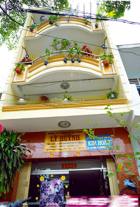 Bất động sản lớn Hiện tại, diễn viên Lý Hùng đang sống trong ngôi nhà lớn là trụ sở văn phòng của xưởng phim gia đình, nằm trên đường 3/2, quận 10, TP HCM. Anh cũng chia sẻ dự định sẽ xây nhà mới cho bố mẹ trong tương lai gần.