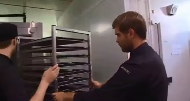 Sau đó, thịt được đưa vào máy cấp đông.