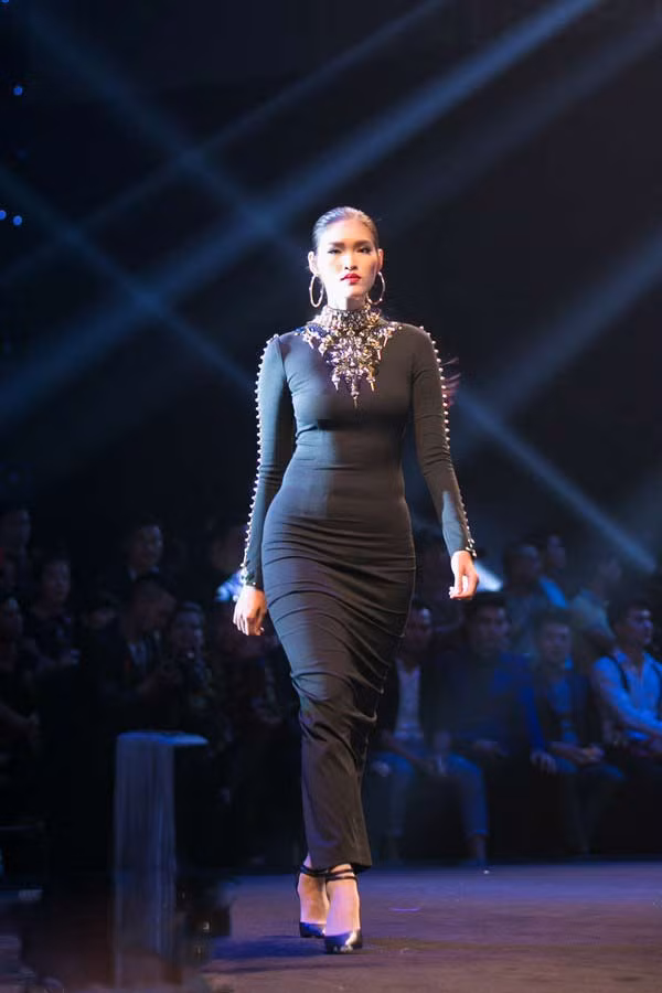 Một người mẫu Việt bị chê eo thô to trên sàn diễn.